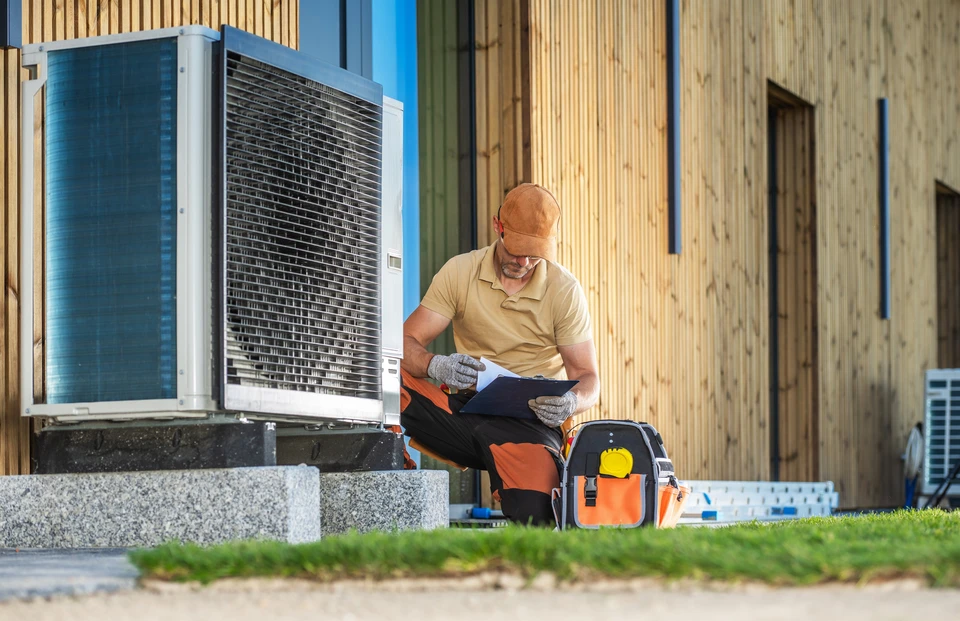 Intérieur d'atelier de maintenance HVAC avec pompe à vide professionnelle bleue et grise au premier plan